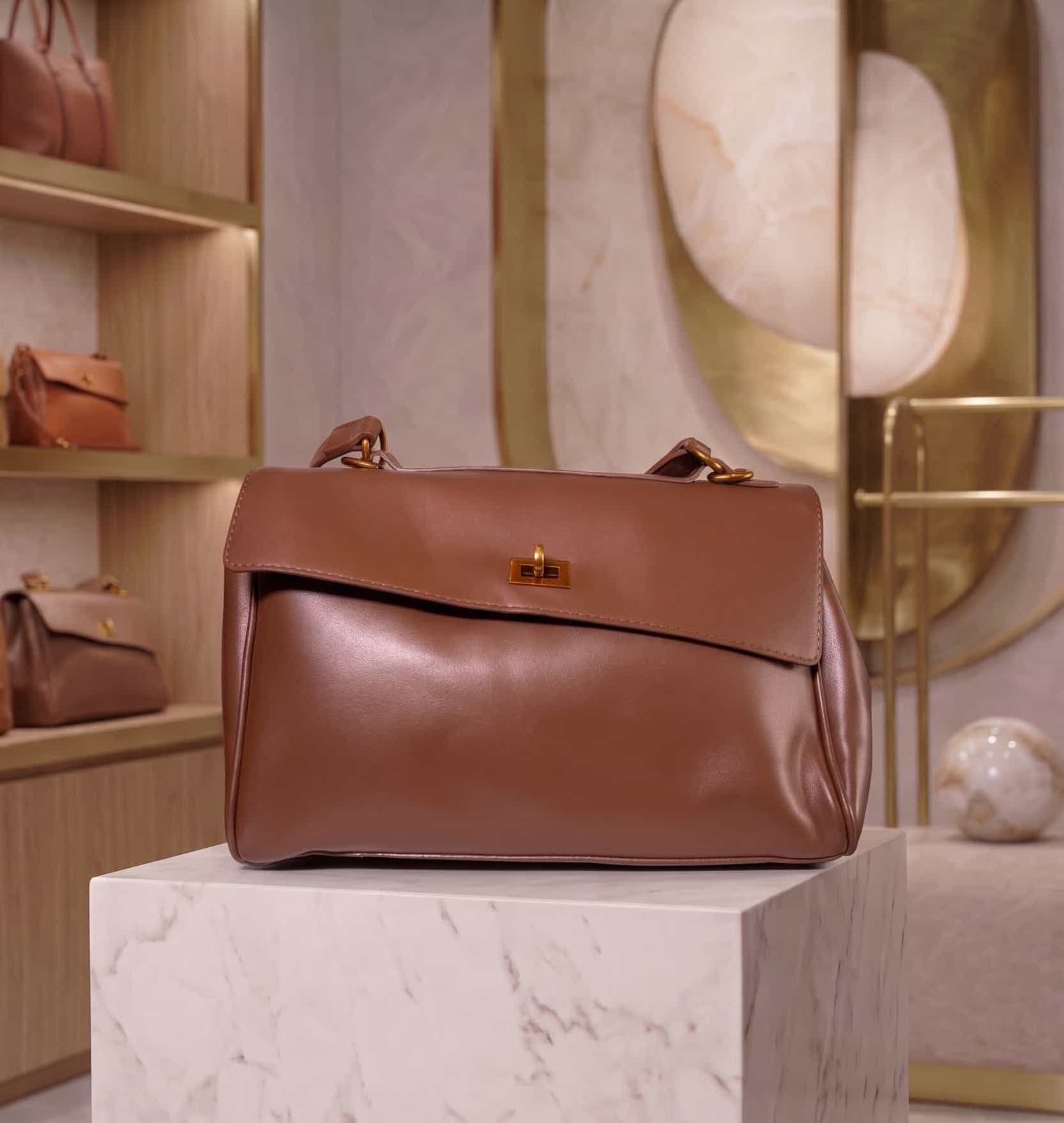 Sac à main ou porté épaule en cuir asymétrique